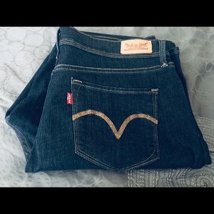 Levi’s Perfectly Slimming Straight leg Jeans 512